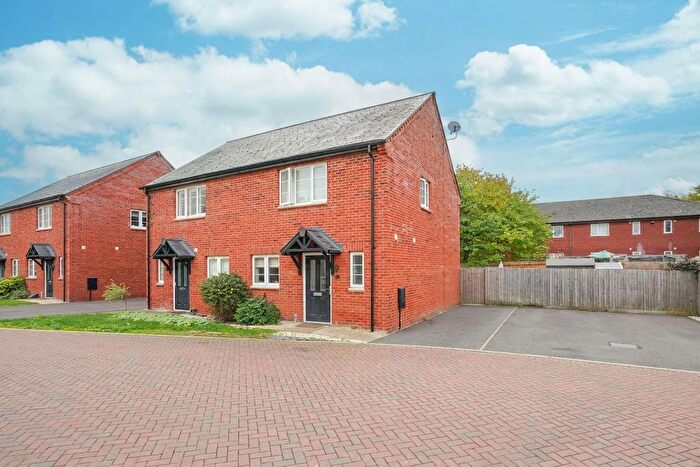3 Bedroom Semi-Detached House For Sale In Hampden Square, Upper Heyford, OX25