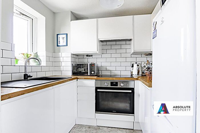 1 Bedroom Flat To Rent In Linwood Crescent, Enfield, EN1