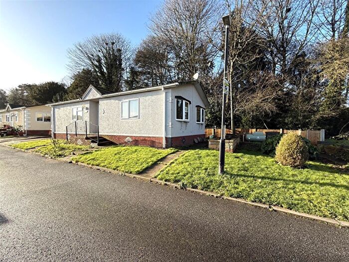 3 Bedroom Mobile/park Home For Sale In Rugeley Road, Armitage, Rugeley, WS15