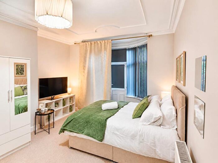 8 Bedroom Semi-Detached House To Rent In Mauldeth Road, Manchester - Academic Year, M20