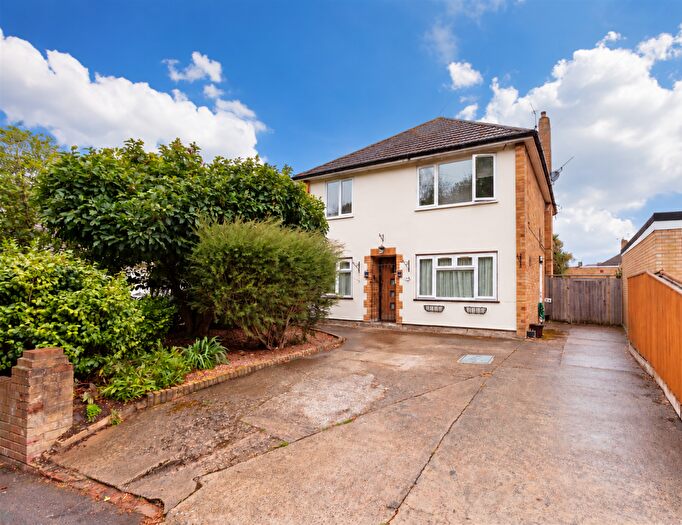 2 Bedroom Ground Maisonette For Sale In Lower Cippenham Lane, Slough, SL1