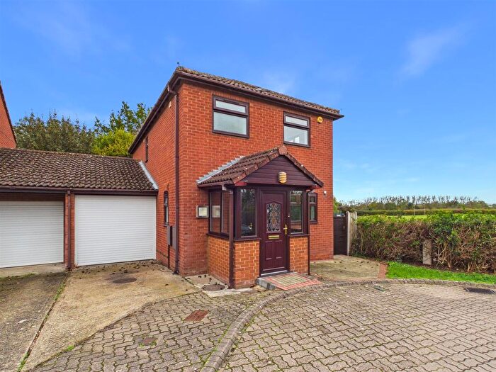 4 Bedroom Link Detached House For Sale In Elmside, Norton, Gloucester, GL2