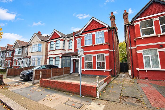 3 Bedroom Maisonette For Sale In Eagle Road, Wembley, Middlesex, HA0