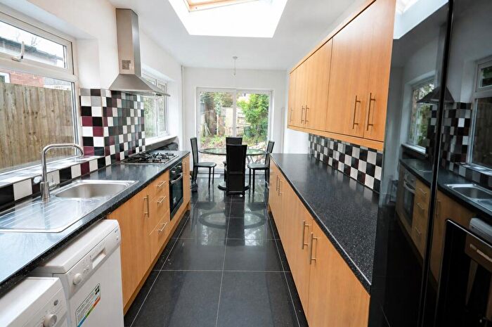 6 Bedroom House To Rent In Warwards Lane, Birmingham, B29