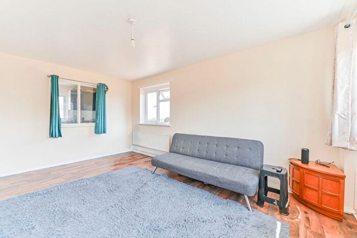 2 Bedroom Flat For Sale In Laurel Crescent, Croydon, CR0