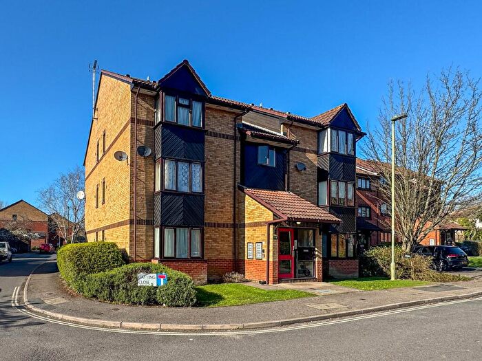 Flat To Rent In Pavilion Way, Edgware, HA8