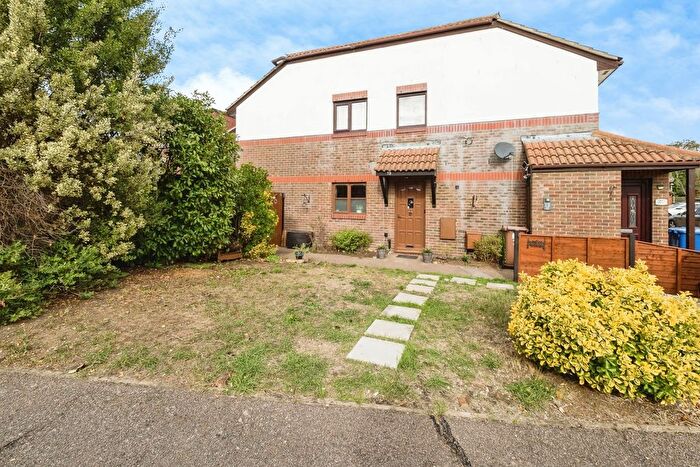 2 Bedroom Maisonette For Sale In Cartel Close, Purfleet-On-Thames, Essex, RM19