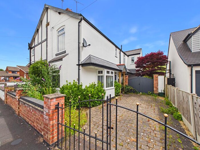 3 Bedroom Semi-Detached House For Sale In North Avenue, Mickleover, DE3