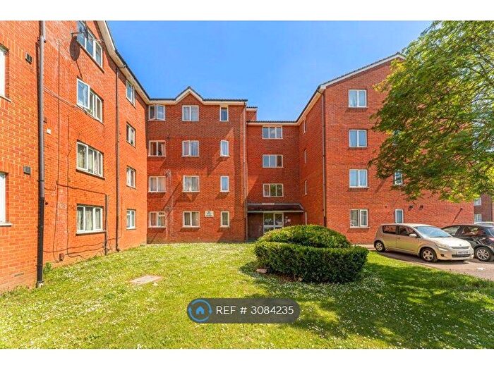 3 Bedroom Flat To Rent In Bunting Close, London, N9