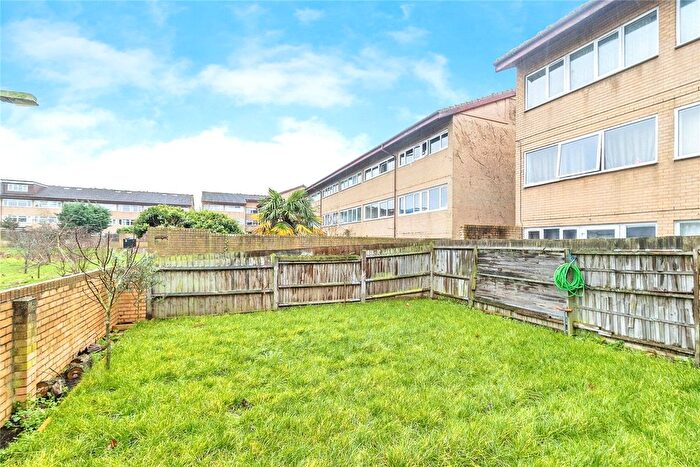 3 Bedroom Flat For Sale In Conniburrow Boulevard, Conniburrow, Milton Keynes, Buckinghamshire, MK14