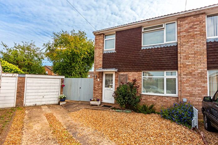 3 Bedroom Semi-Detached House For Sale In Dean Close, Rushden, NN10