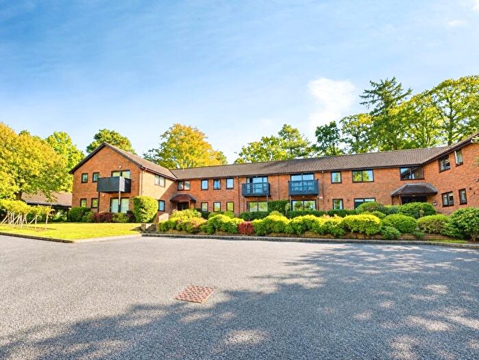2 Bedroom Flat For Sale In Collingwood Rise, Camberley, Surrey, GU15