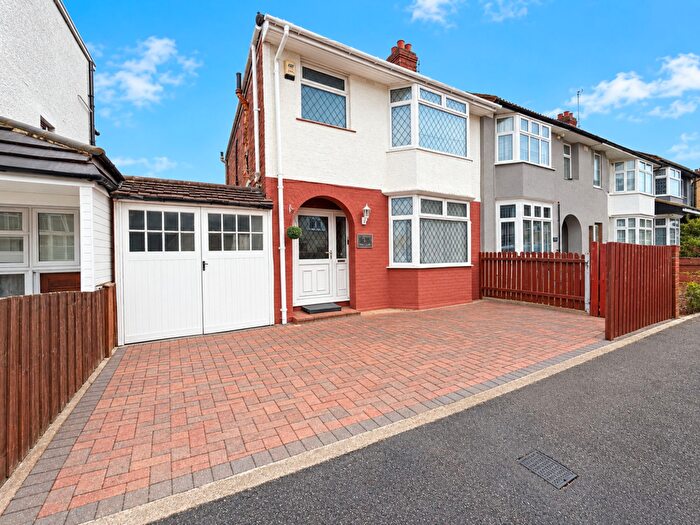 3 Bedroom End Of Terrace House For Sale In St. Lawrence Avenue, Luton, LU3