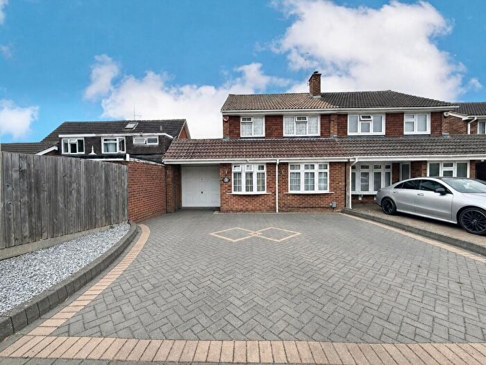 3 Bedroom Semi-Detached House For Sale In Turnpike Drive, Luton, LU3