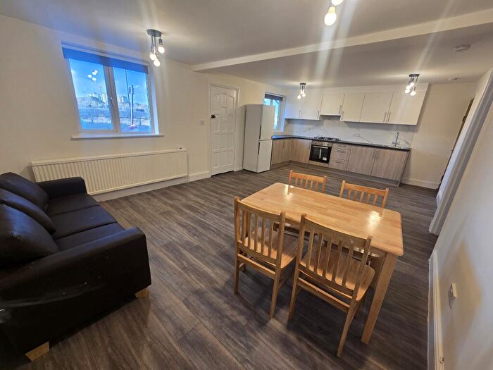 2 Bedroom Flat To Rent In Meadow Close, Enfield, EN3