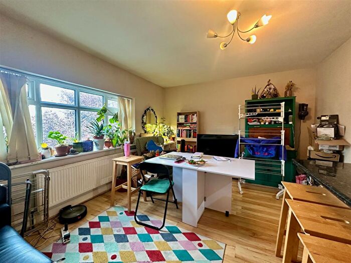 2 Bedroom Flat To Rent In Queens Road, London, SW19