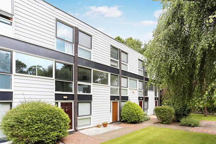 4 Bedroom Town House For Sale In Bankside Close, Carshalton, SM5