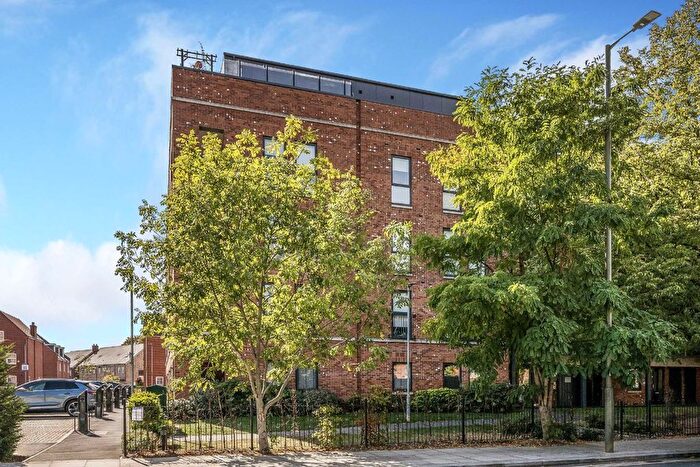 2 Bedroom Flat For Sale In Oakleigh Road North, Whetstone, N20