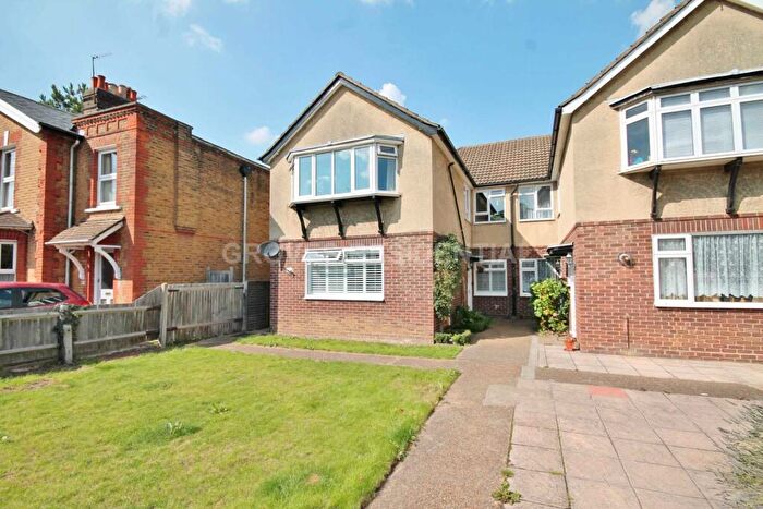 2 Bedroom Flat To Rent In Chestnut Grove, New Malden, KT3