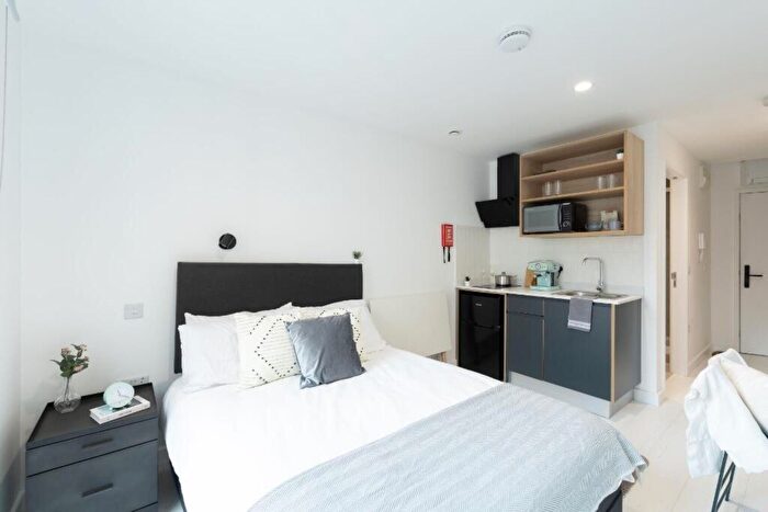 Studio To Rent In Commercial Road, London, E14