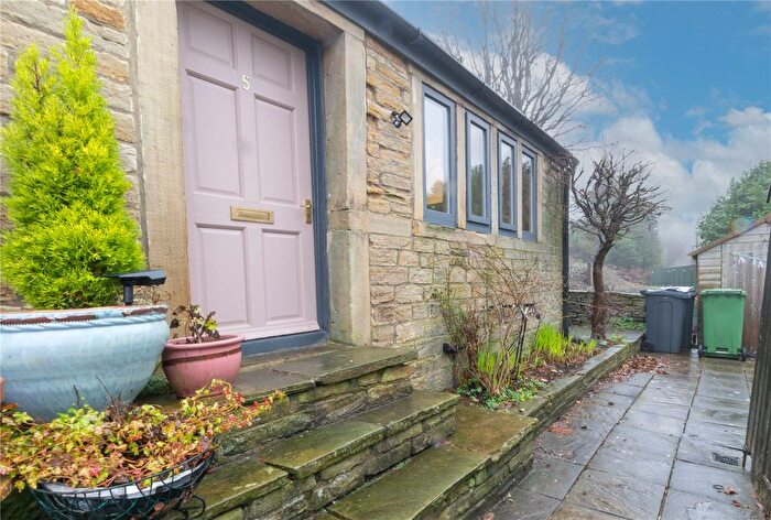 Bungalow To Rent In Kiln Brow, Golcar, Huddersfield, West Yorkshire, HD7