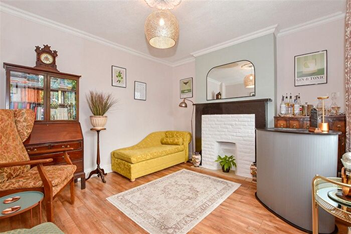3 Bedroom Semi-Detached House For Sale In School Lane, Wouldham, Kent, ME1