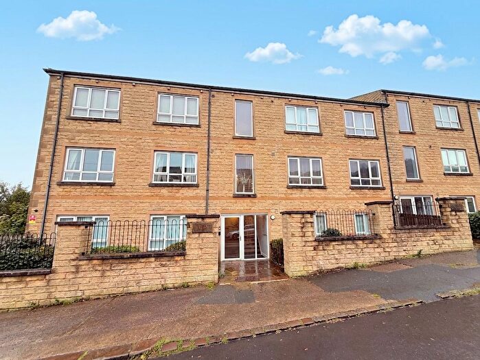 2 Bedroom Flat For Sale In Claremount Road, Halifax, HX3