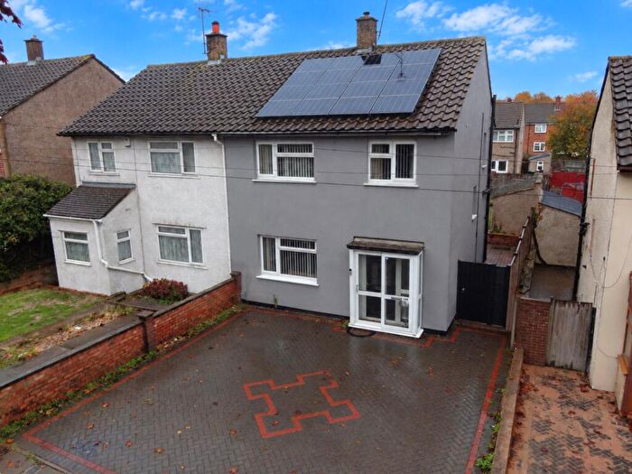 3 Bedroom Semi-Detached House For Sale In Poynters Road, Luton, Bedfordshire, LU4