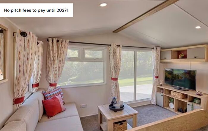 3 Bedroom Mobile/park Home For Sale In New Forest Holiday Village, Southampton Rd, Fordingbridge, Hampshire, SP6