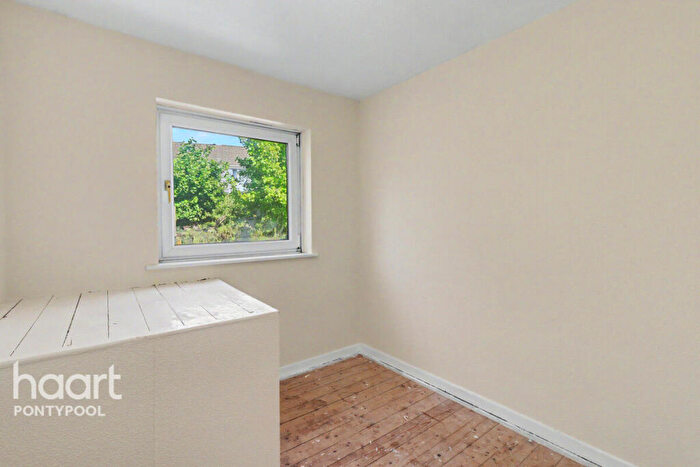3 Bedroom Semi-Detached House For Sale In Woodside Road, Pontypool, NP4