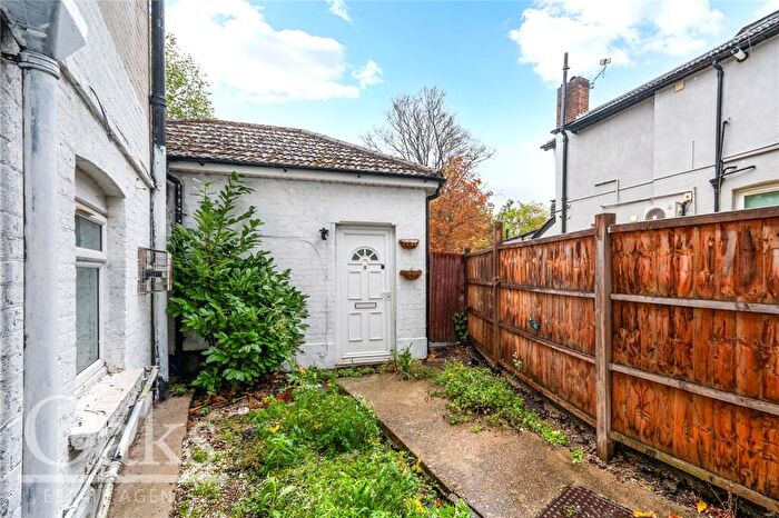 2 Bedroom Apartment For Sale In Lancaster Road, South Norwood, SE25