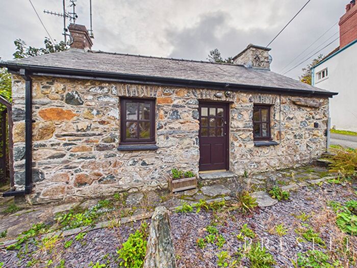 2 Bedroom Cottage To Rent In College Square, Newport, SA42