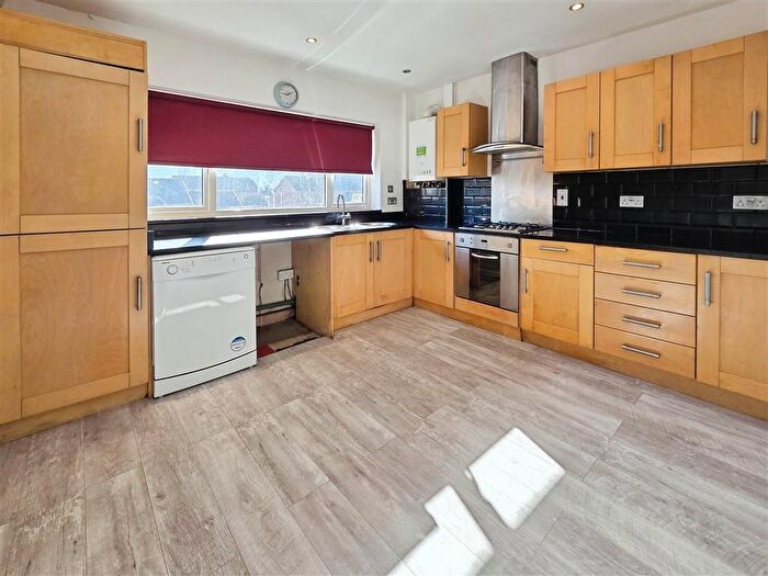 2 Bedroom Maisonette For Sale In Kensington Court, Sherwood, Nottingham, NG5