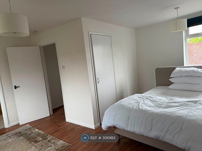 Studio To Rent In Orchard Lane, East Molesey, KT8