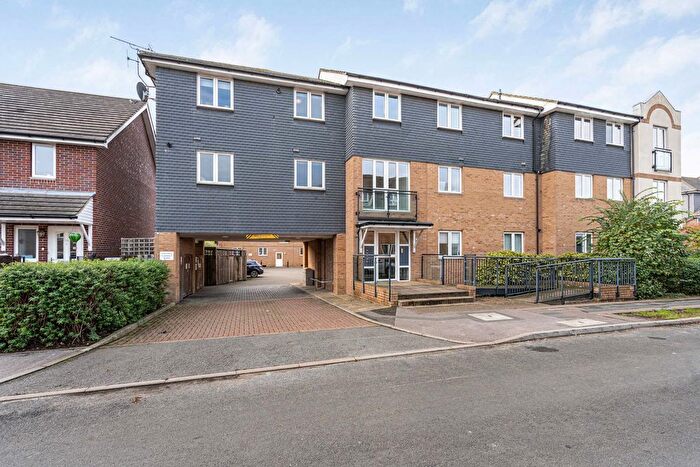 1 Bedroom Flat For Sale In Bowes Road, Staines-Upon-Thames, Surrey, TW18
