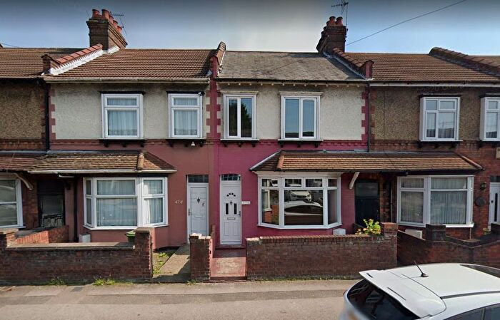 3 Bedroom Terraced House For Sale In Hitchin Road, Luton, LU2