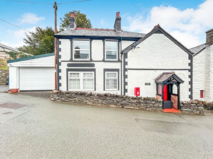 4 Bedroom Semi-Detached House For Sale In Yr Hen Bost, Llandderfel, LL23