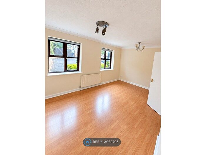 2 Bedroom Flat To Rent In Glenview Court, Epsom, KT17