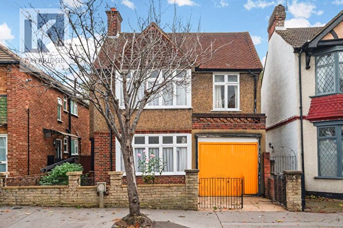 4 Bedroom Detached House For Sale In Waddon Park Avenue, Croydon, CR0