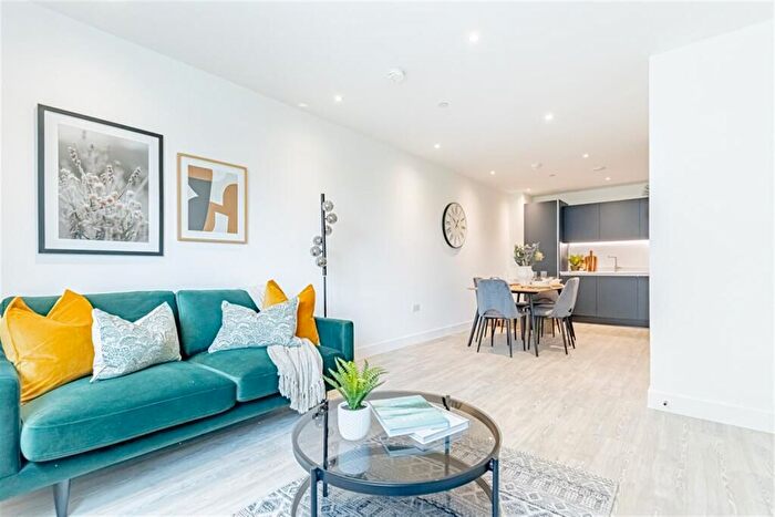 3 Bedroom Flat To Rent In Clovelly Road, Hounslow, TW3