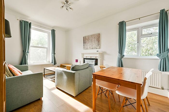 2 Bedroom Flat To Rent In Grove Park Farm, Grove Park, London, W4