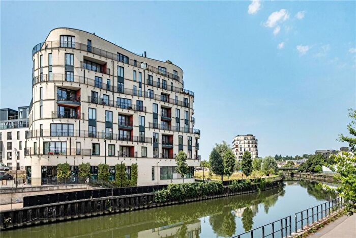 2 Bedroom Apartment For Sale In Victoria Bridge Road, Bath, Somerset, BA2