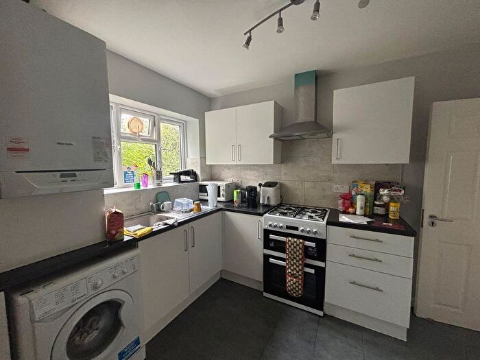 5 Bedroom Semi-Detached House To Rent In Coulsdon Road, Coulsdon, CR5