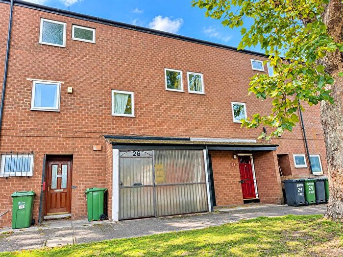 2 Bedroom Flat For Sale In Snowden Vale, Leeds, LS13