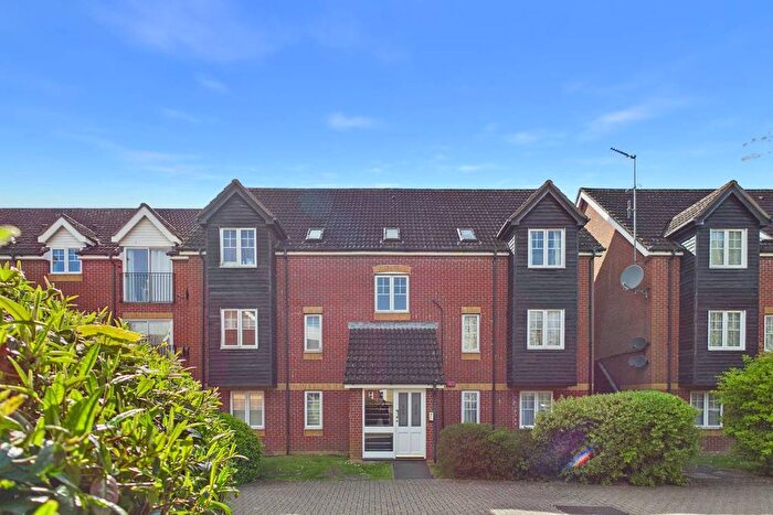 2 Bedroom Flat For Sale In Harbury Court, Newbury, Berkshire, RG14