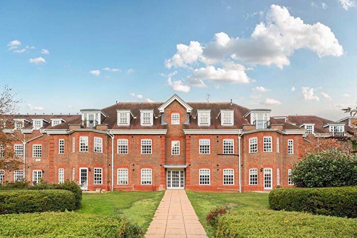 1 Bedroom Flat To Rent In Ravens Court, Castle Village, Berkhamsted, HP4