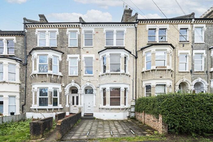 3 Bedroom Flat To Rent In Helix Gardens, Brixton, SW2