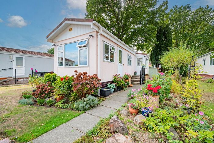 1 Bedroom Park Home For Sale In Shipbourne Road, Tonbridge, TN10