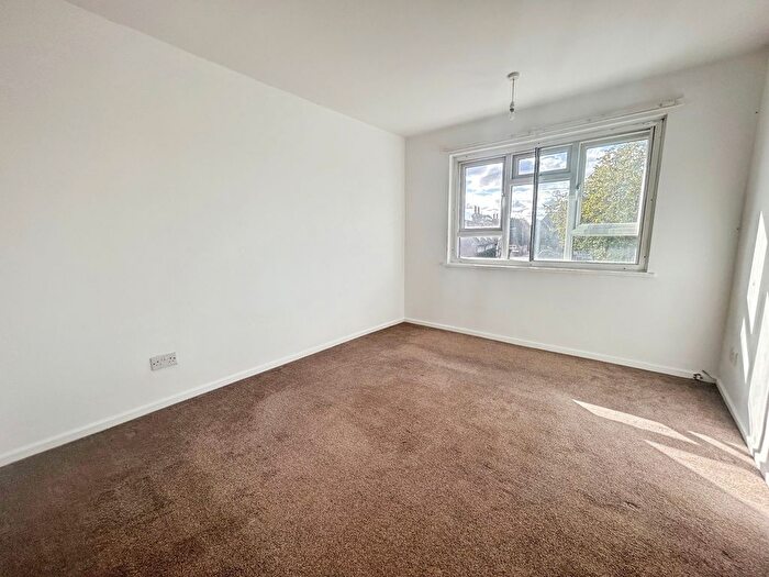 2 Bedroom Flat To Rent In The Broadway, Thatcham, Berkshire, RG19
