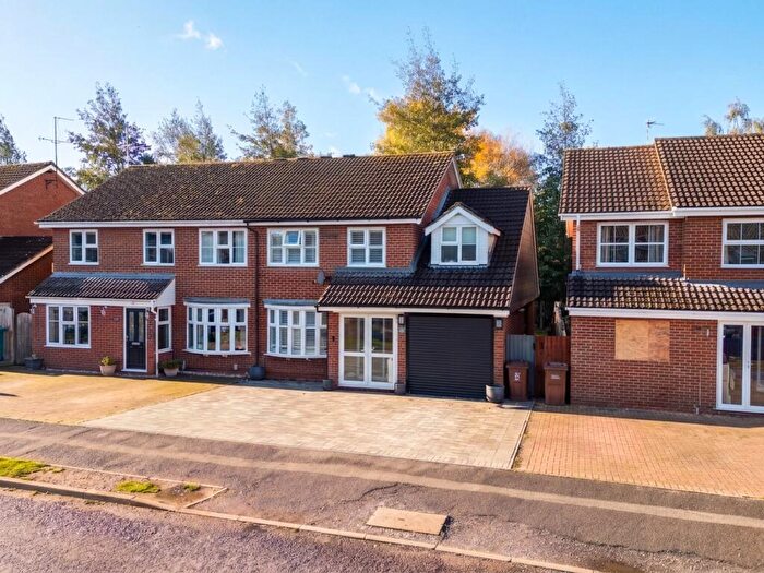 4 Bedroom Semi-Detached House For Sale In Dalesford Road, Aylesbury, HP21